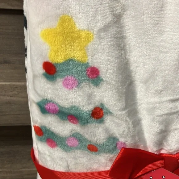 ONLY 1 LEFT! NWT 2023 HELLO KITTY PLUSH CHRISTMAS TREE CHRISTMAS THROW BLANKET - Picture 6 of 9